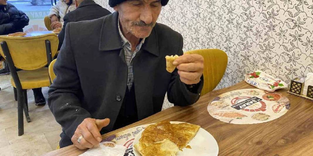 Özel teknikle yoğuruluyor odun ateşinde pişiyor! Bir yöreden Türkiye’ye uzanan lezzet: Kargoyla bile isteyen oluyor 4